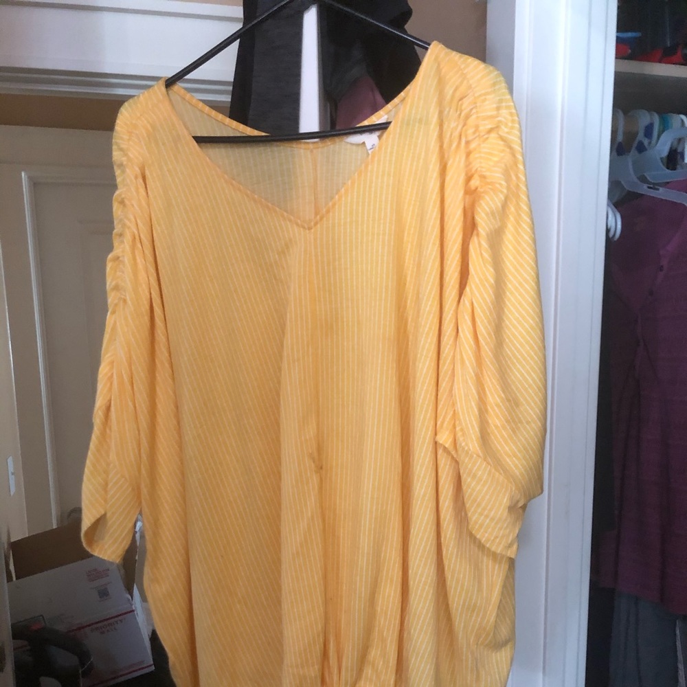 Size 4X yellow striped bottom tie shirt.